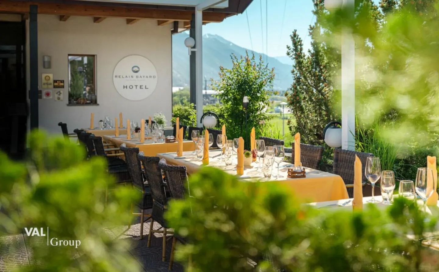 Hôtel supérieur incluant un projet de développement sur un terrain total de 6 000 m2 - Photo 2 sur 13