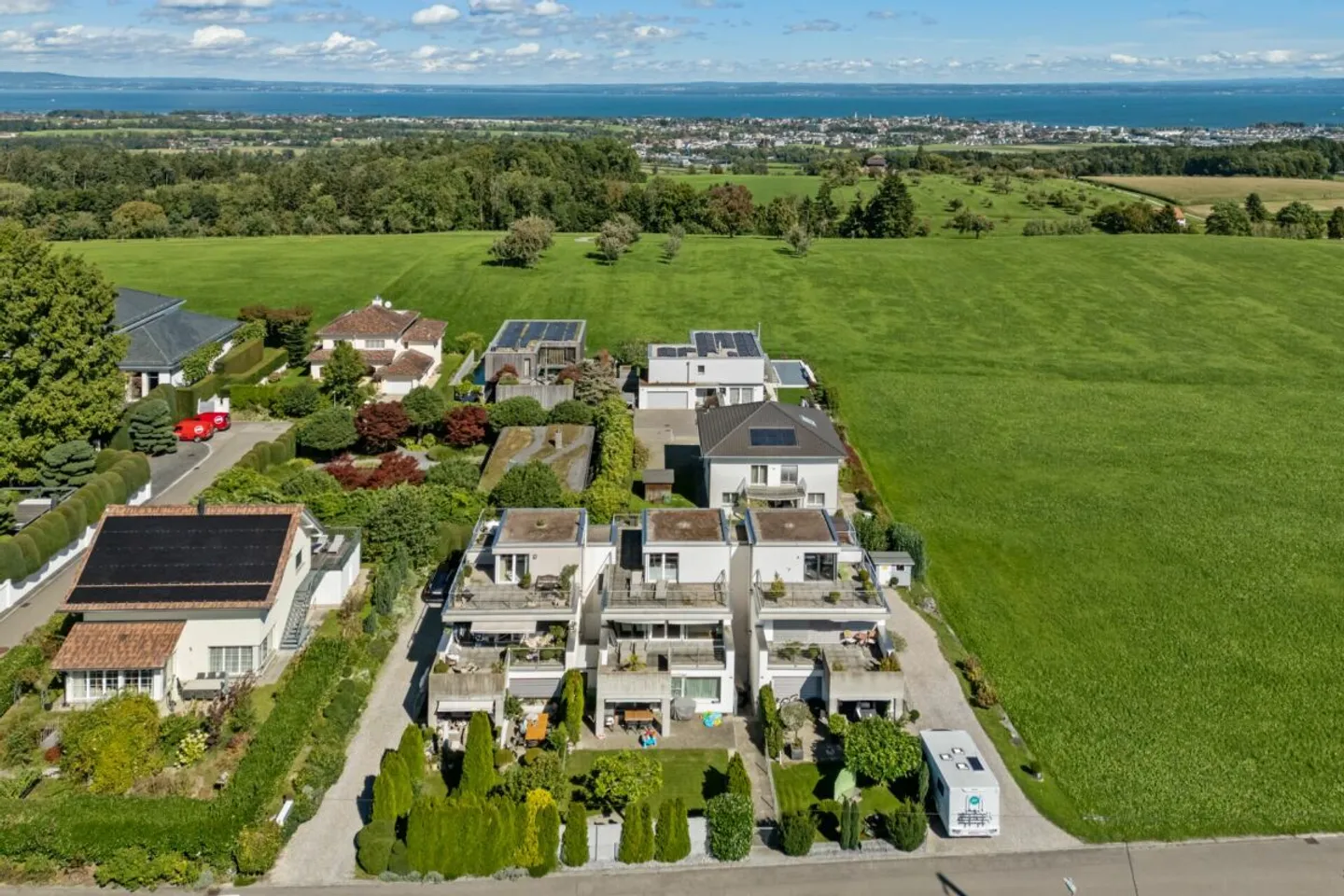 Maison familiale moderne avec vue sur le lac et jardin - Photo 2 sur 13