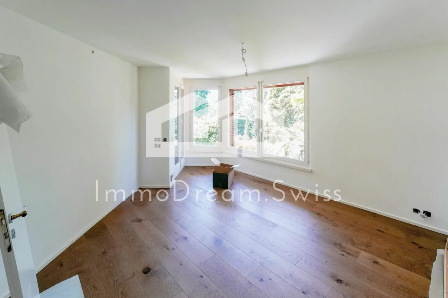 Grosszügige, sowie helle 4 ½ Zi. Maisonette-Eigentumswg., in der «Residenza al Parco», teilweise Seesicht - Photo 9 sur 12
