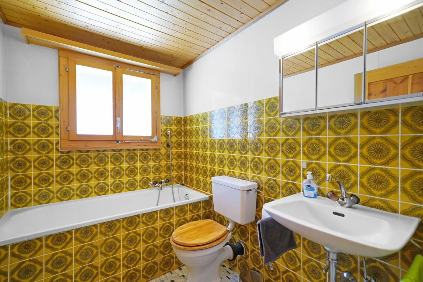 Affordable well-kept 4.5-room chalet directly on the ski slope - Photo 6 of 13