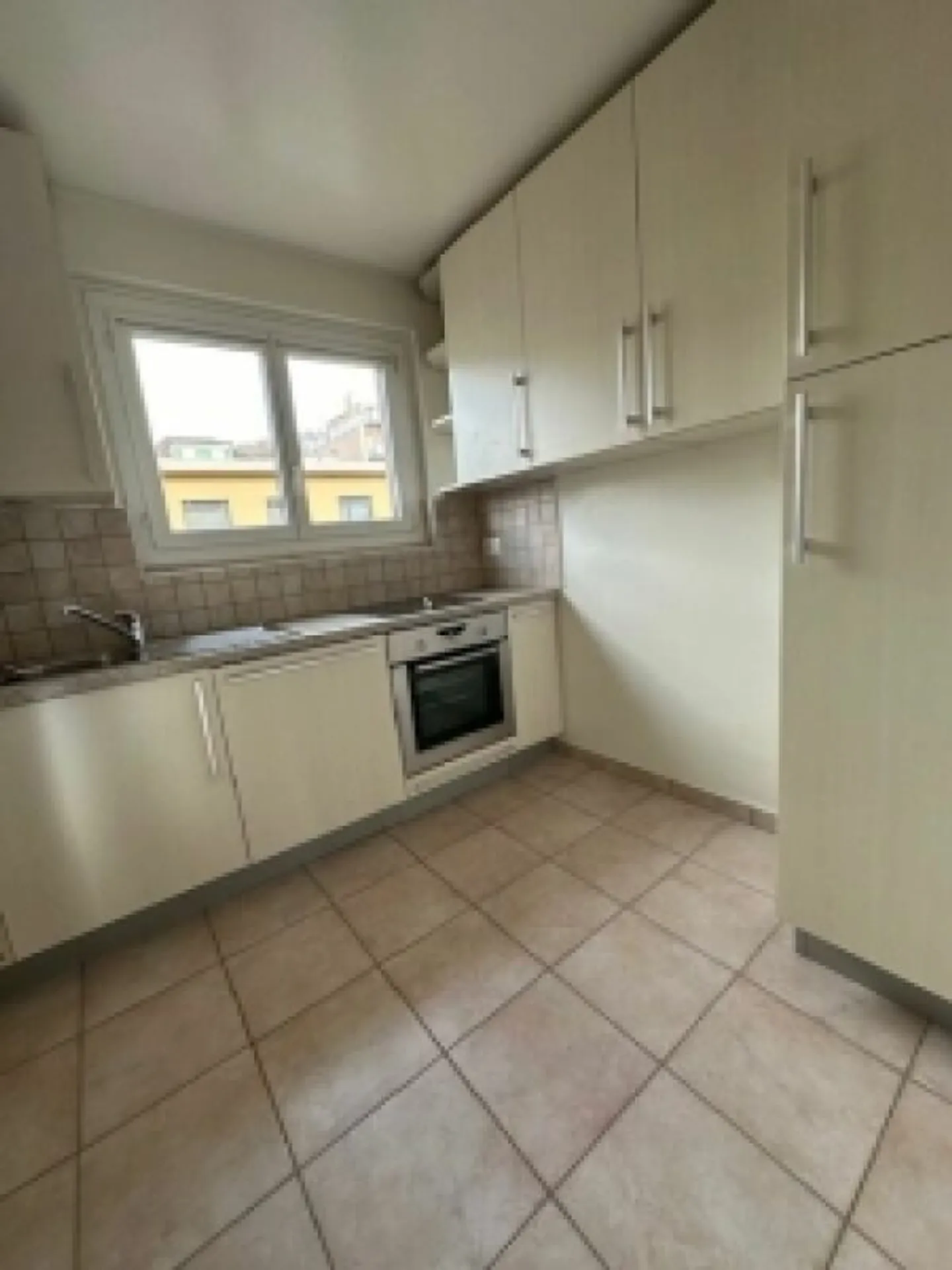 Pretty bright 4-room apartment with a balcony - Photo 2 of 7