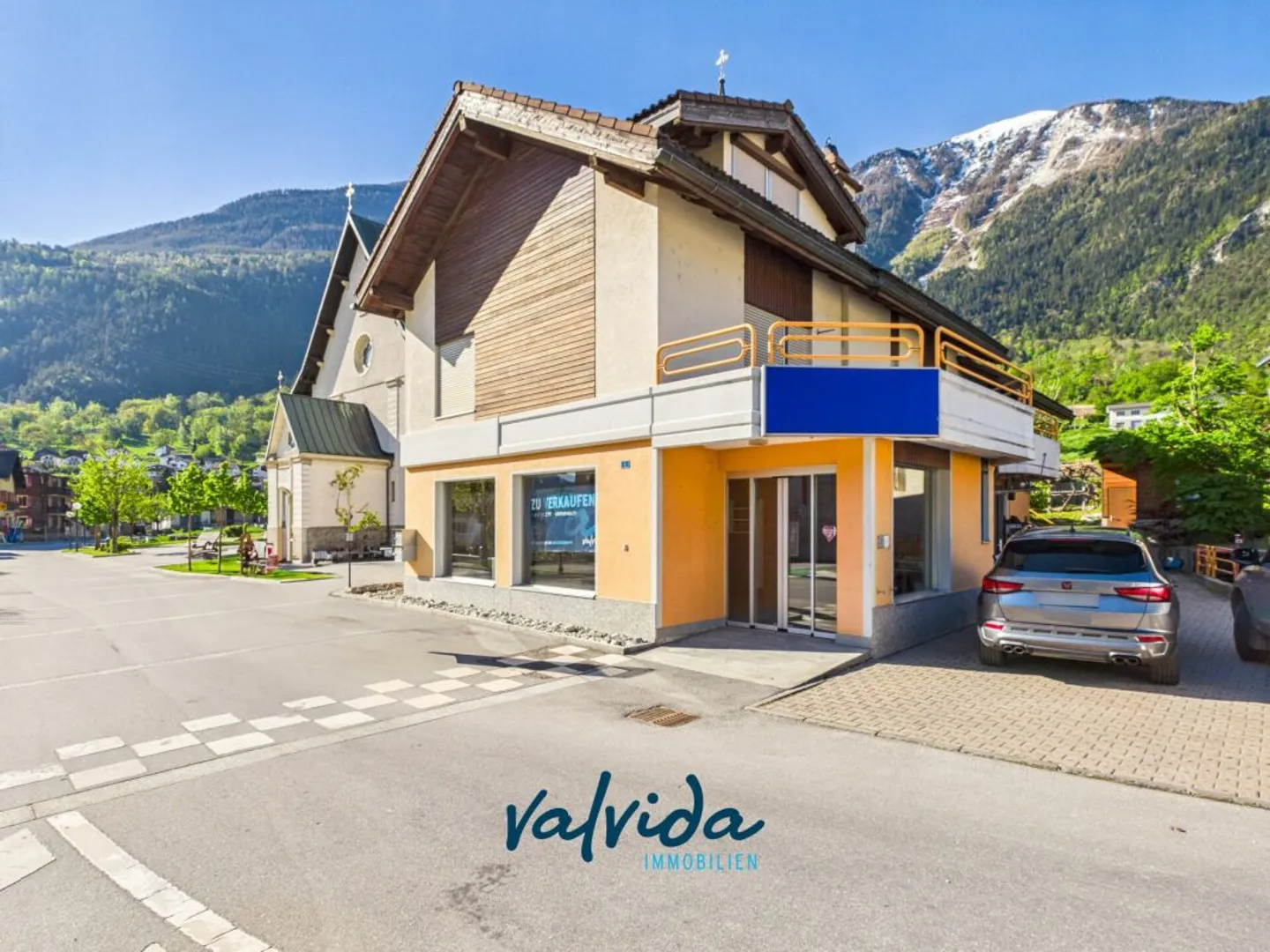 Residential & Commercial Building in Agarn with 5.5-Room Apartment, Retail Space & 1,100 m² Plot - Photo 1 of 13