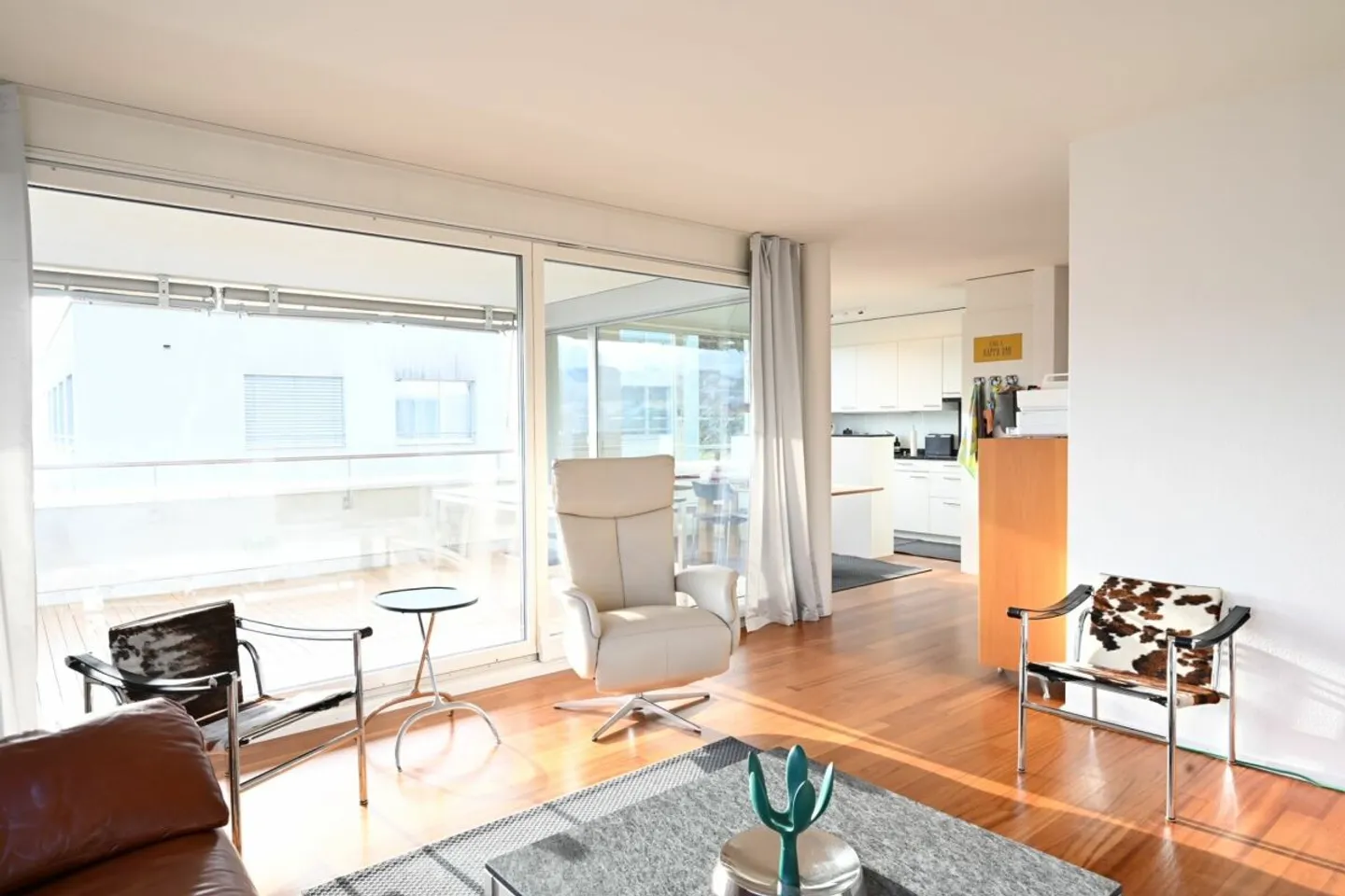 Helle 3.5-Zimmerwohnung mit Loggia und Weitblick - Photo 2 of 13