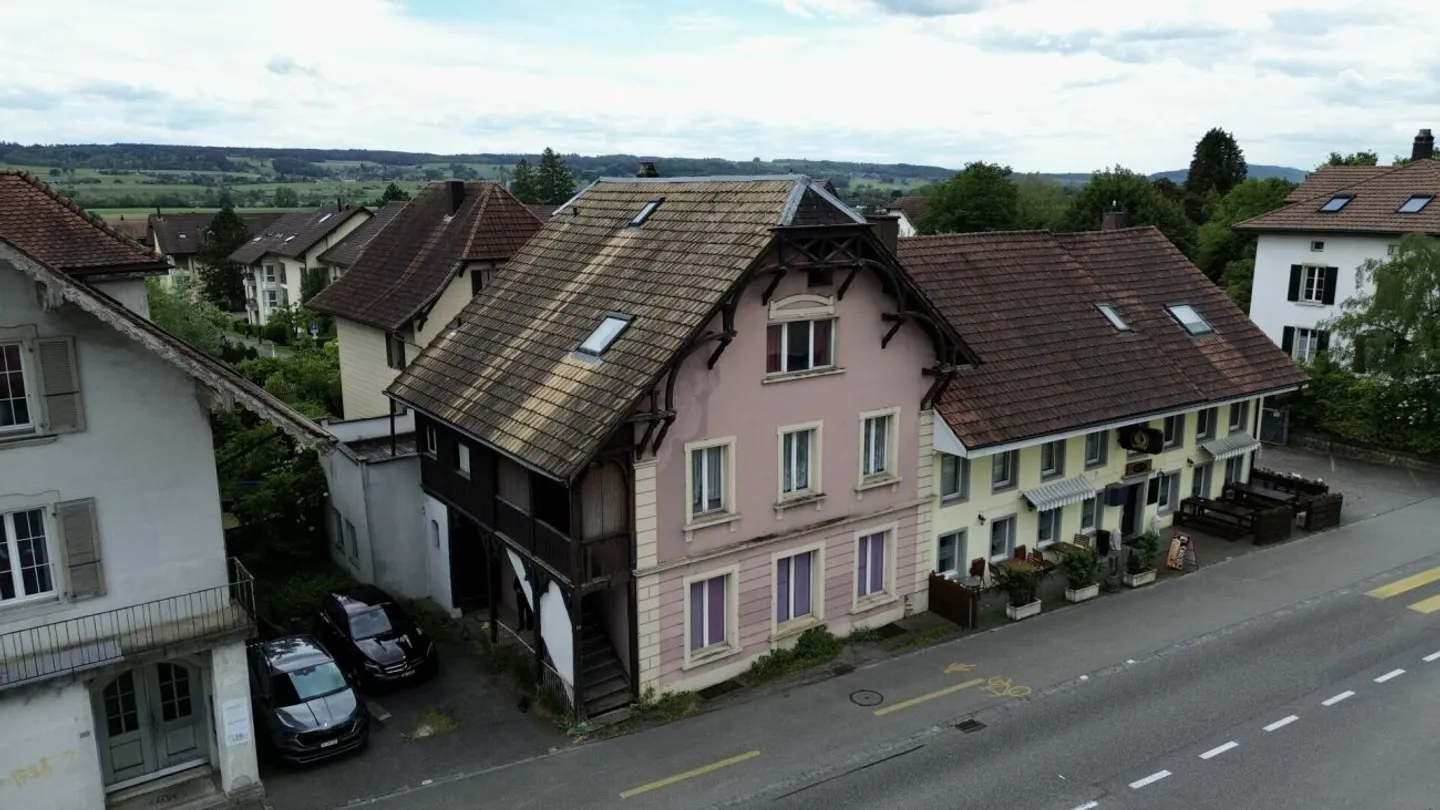 Investors pay attention: Multi-family house with great potential in Selzach - Photo 1 of 12