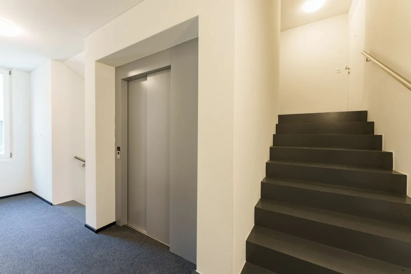Prima locazione "Haus Fridolin": Appartamento attico moderno con balcone nel cuore di Glarus - Foto 6 di 7