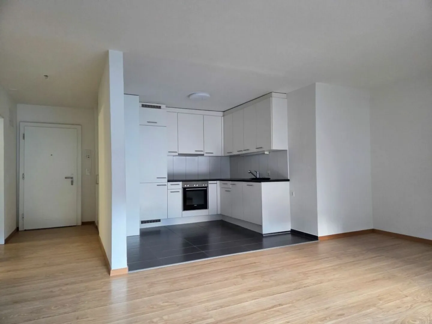 schöne 2.5-Zimmerwohnung an zentraler Lage zu vermieten - Foto 2 di 7