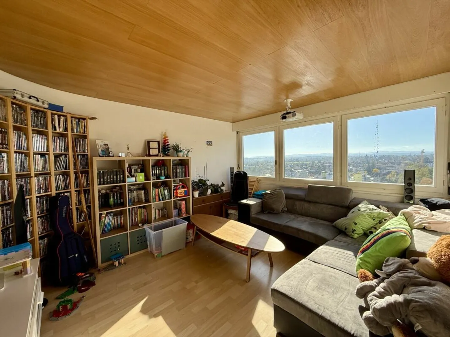 Ampio appartamento di 5,5 stanze con bella vista in una posizione centrale a Derendingen - Foto 3 di 13