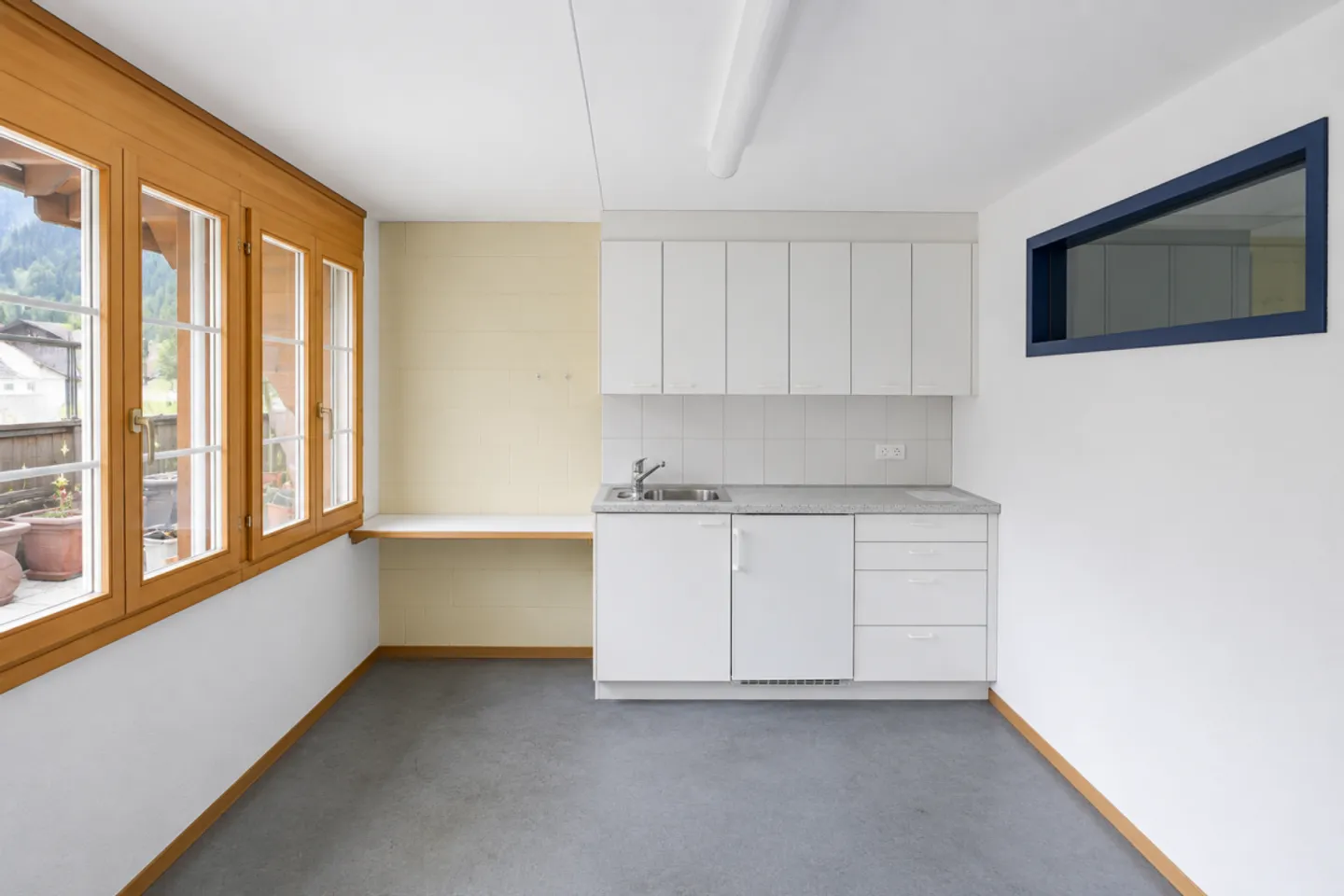 Espace spacieux avec potentiel pour un appartement de 3.5 - 4.5 pièces dans un emplacement central - Photo 7 sur 9