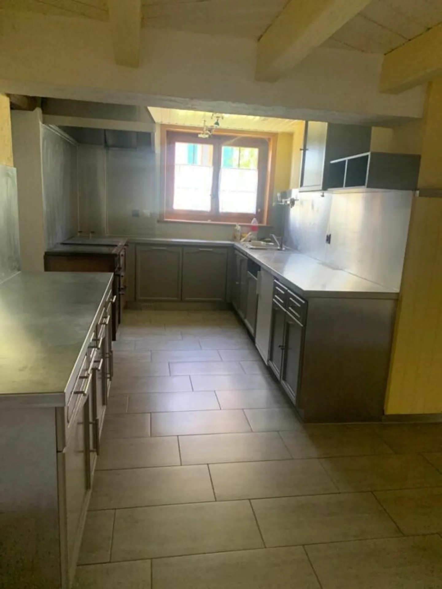 Spacious Apartment with Garden - Photo 4 of 13