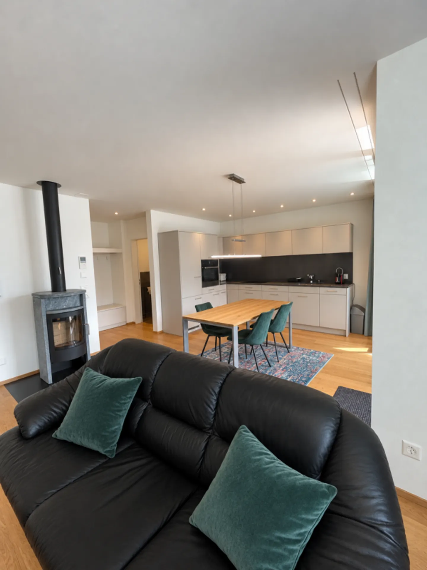 Furnished, nearly new penthouse apartment with magnificent mountain view - Photo 3 of 13