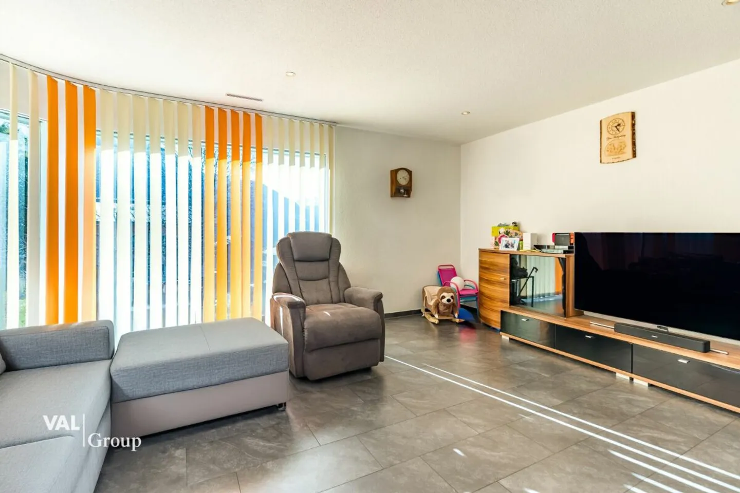 A home for the whole family - flooded with light and spacious - Photo 3 of 13