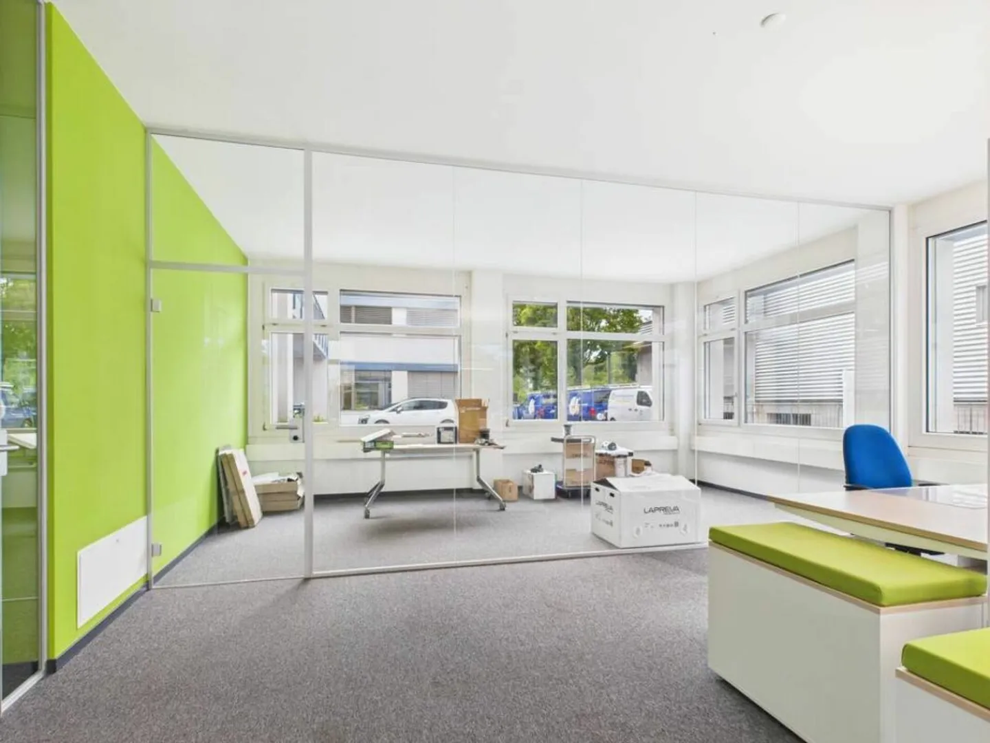 Bureau lumineux et entièrement meublé - Photo 2 sur 5