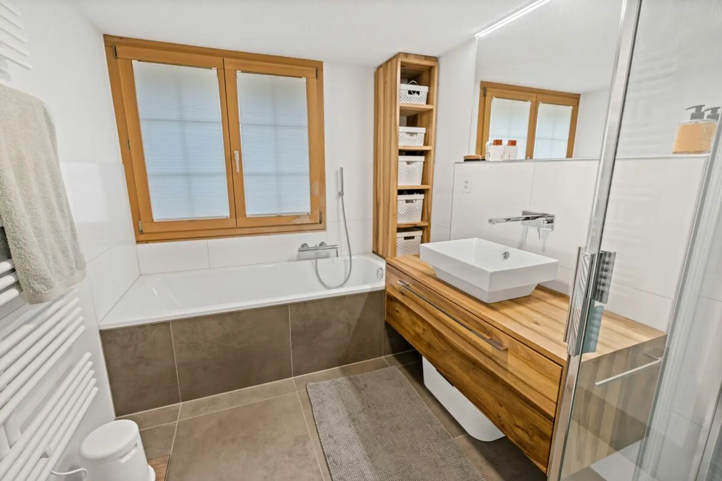 Grosszügige, sanierte Liegenschaft mit zwei Wohneinheiten, Studio &amp; PV-Anlage - Foto 9 von 13