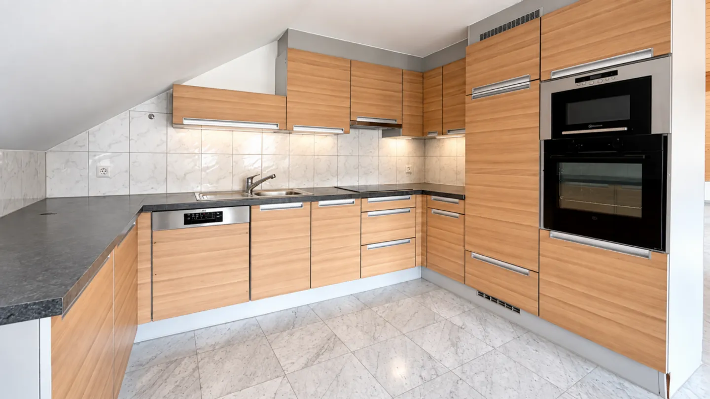 Spacieux appartement mansardé de 4.5 pièces avec cheminée & 2 balcons - Photo 5 sur 10