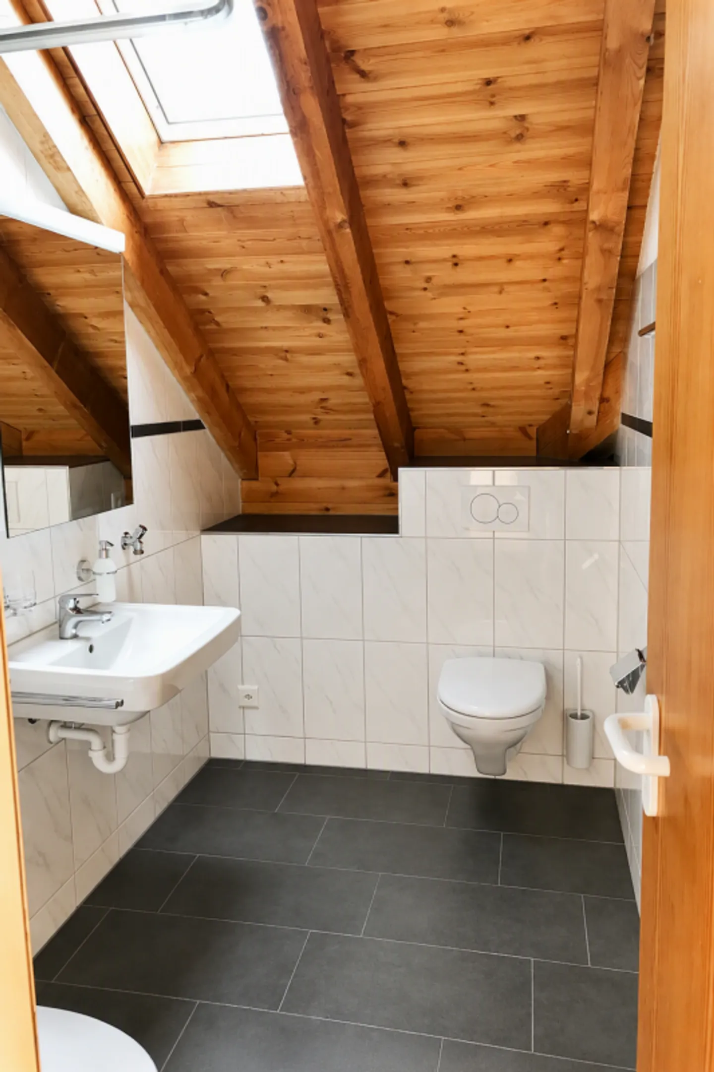 Charming 4.5-room attic apartment in Werdenberg - Photo 7 of 10