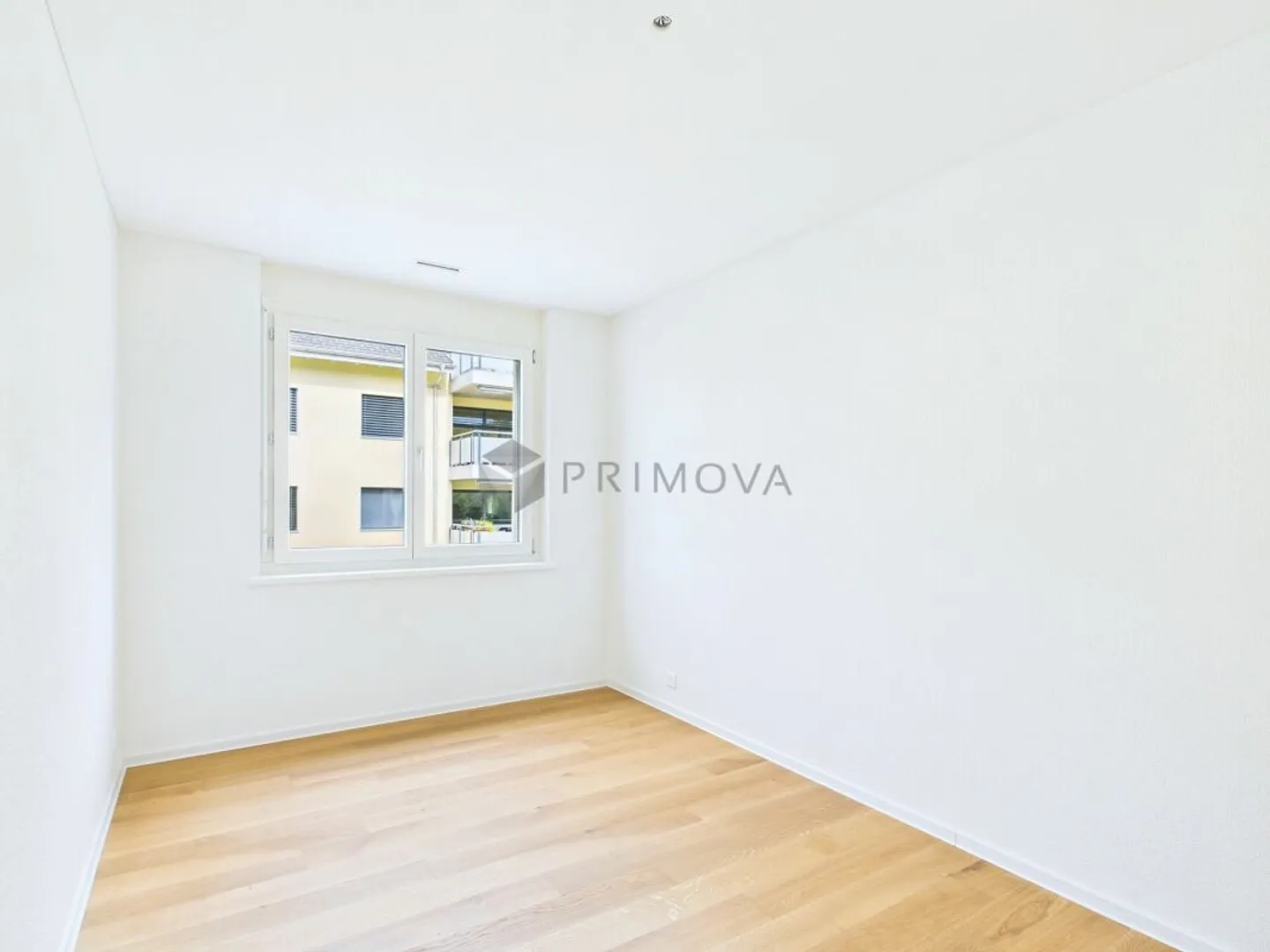Hochwertig renovierte 4.5 Zimmer-Wohnung mit sonniger Südterrasse in Trimmis - Foto 9 di 13