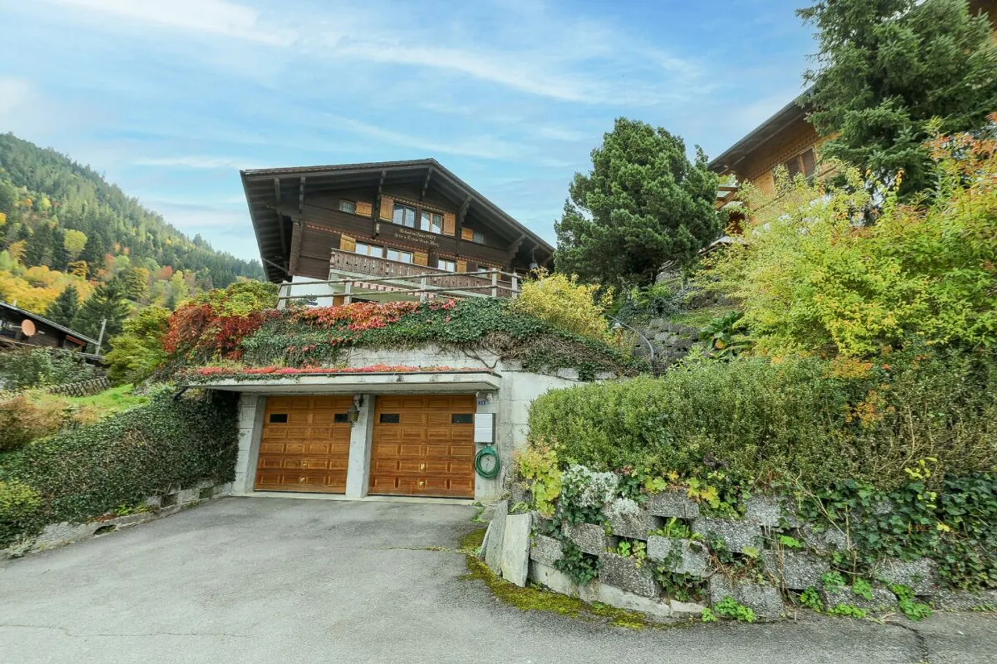 Maison spacieuse à deux familles avec garages - Photo 1 sur 8
