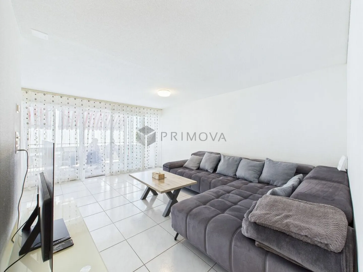 Godere di un ampio spazio abitativo con balcone e disposizione ideale - Foto 3 di 13