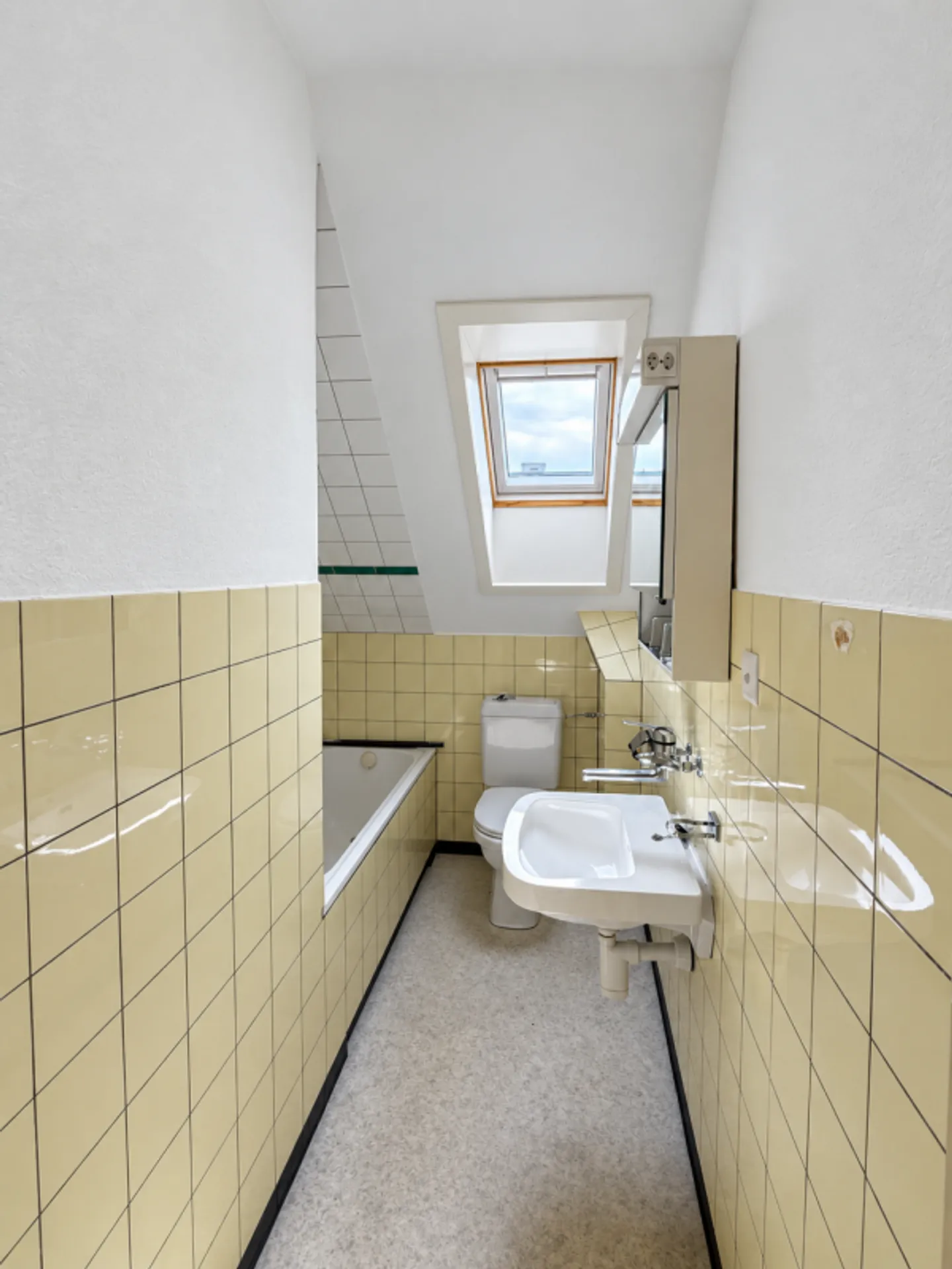 Helle 4-Zimmer Dachwohnung im 3. OG in Zentrumsnähe von St. Gallen - Photo 4 of 10