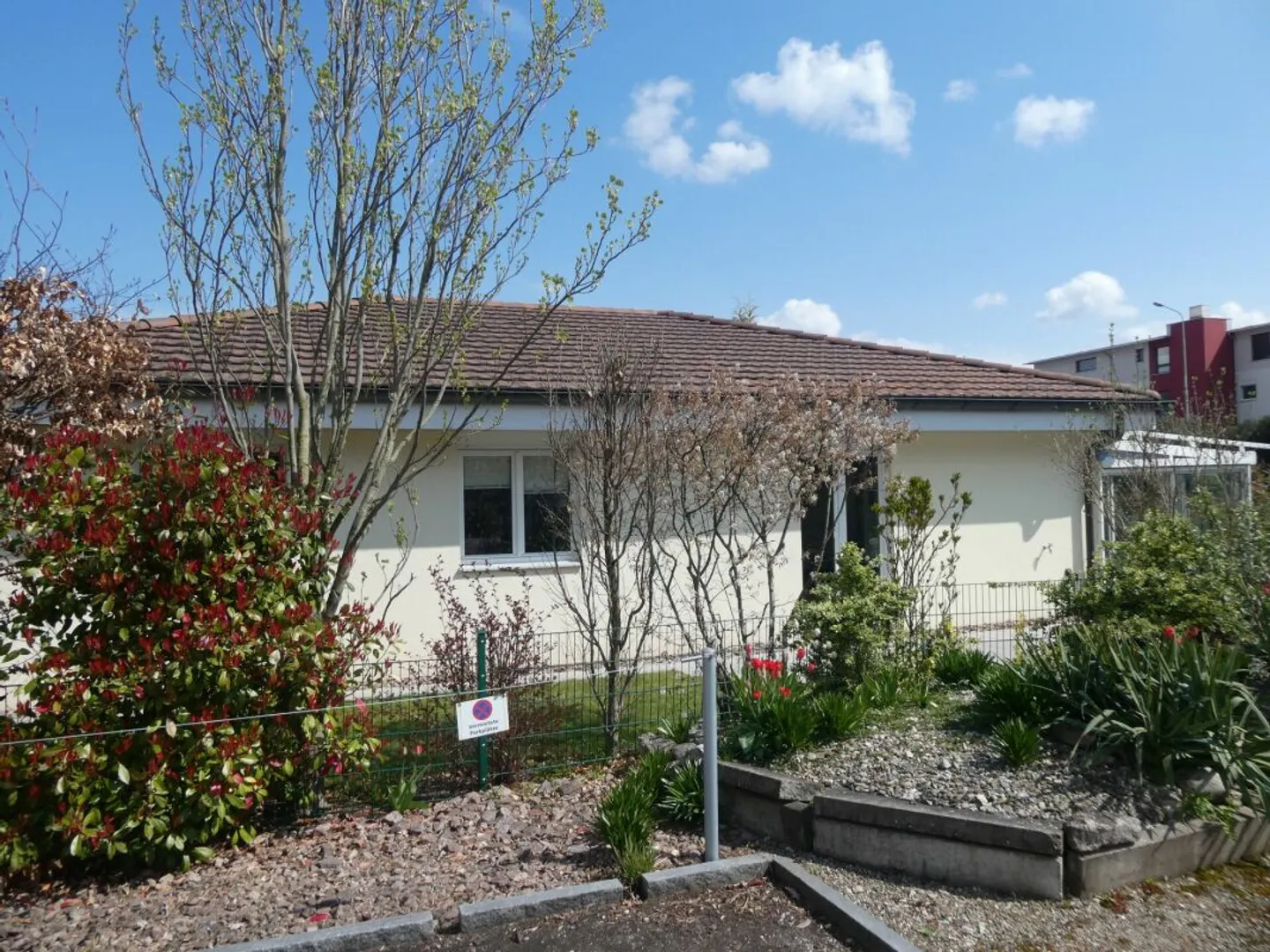 Detached 4 1/2 room bungalow with winter garden in a sunny, central location - Photo 3 of 13