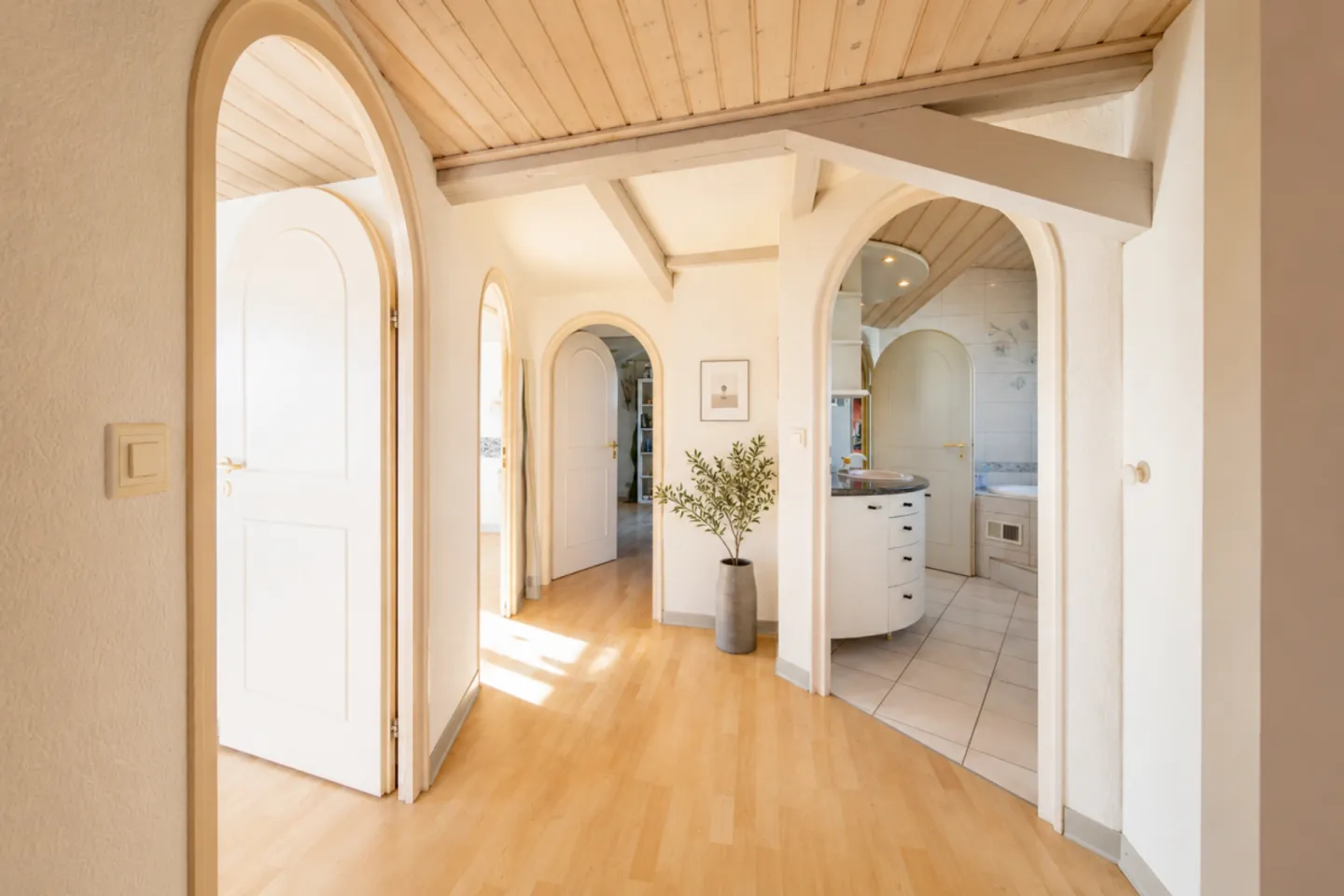 Vivre, travailler ou louer - Maison de 7,5 pièces avec part commerciale et potentiel polyvalent - Photo 10 sur 13