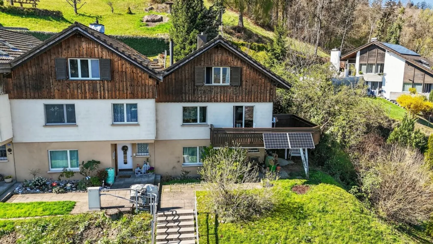 Eckreihenhaus mit unverbaubarer Aussicht, grosszügigem Balkon, erhöhter Lage und viel Privatsphäre - Photo 1 sur 13