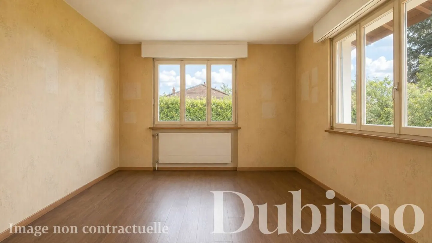 6-Room House with High Expansion Potential - Photo 7 of 13