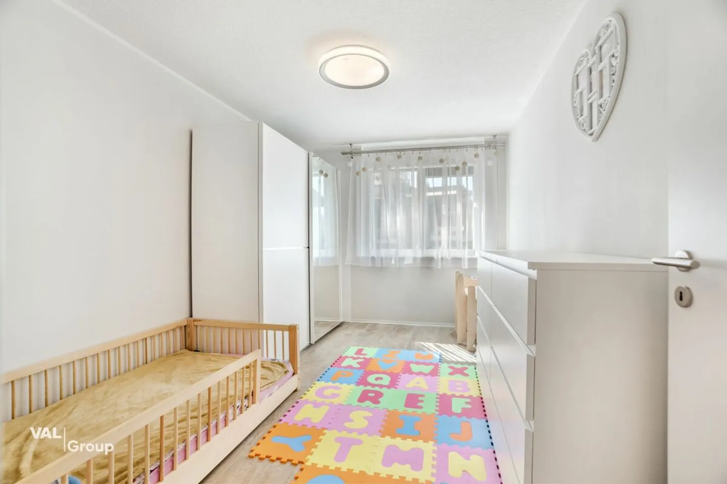 Newly built, bright apartment with generous private green space - Photo 7 of 13