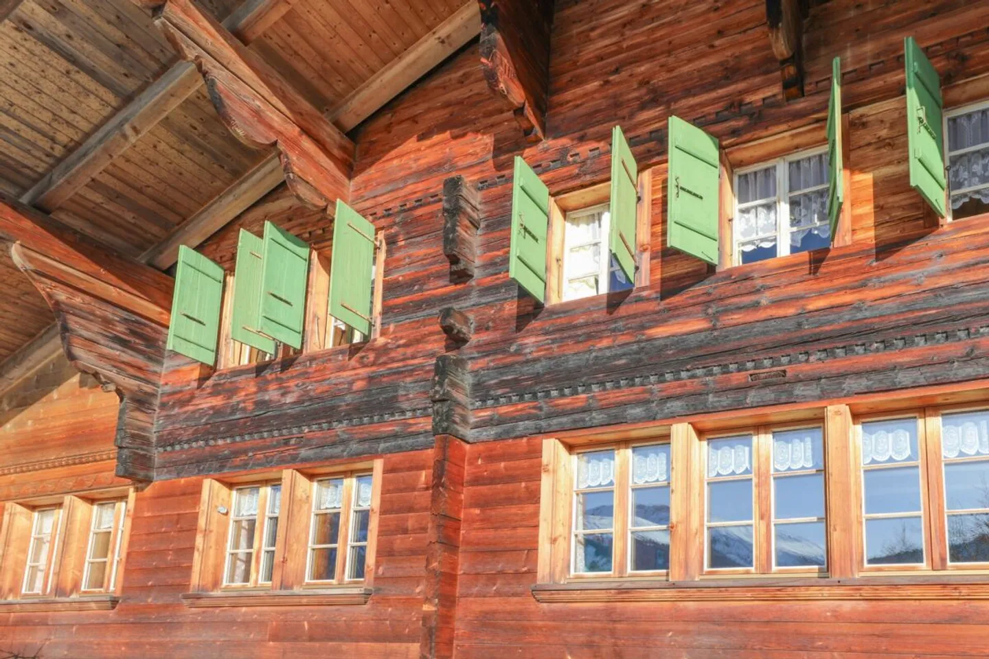 Chalet accogliente in una posizione soleggiata con garage e bella vista - Foto 2 di 7