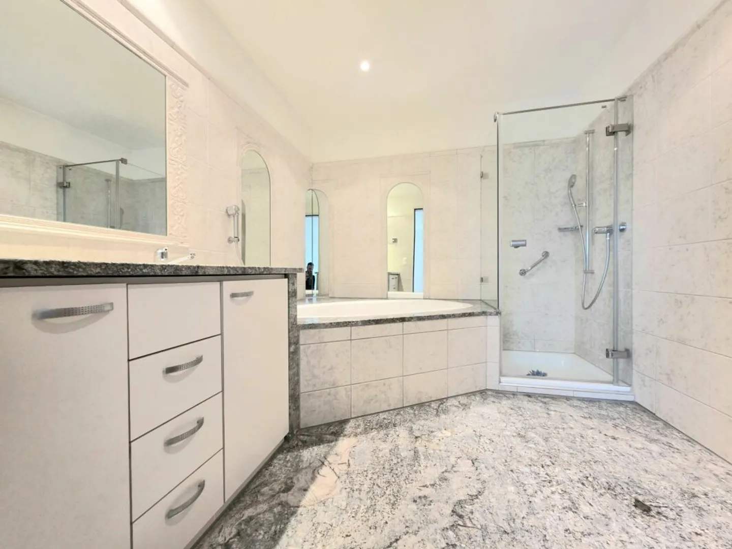 Vue panoramique & soleil pur ! Appartement terrasse exclusif avec terrasse de rêve - Photo 10 sur 13