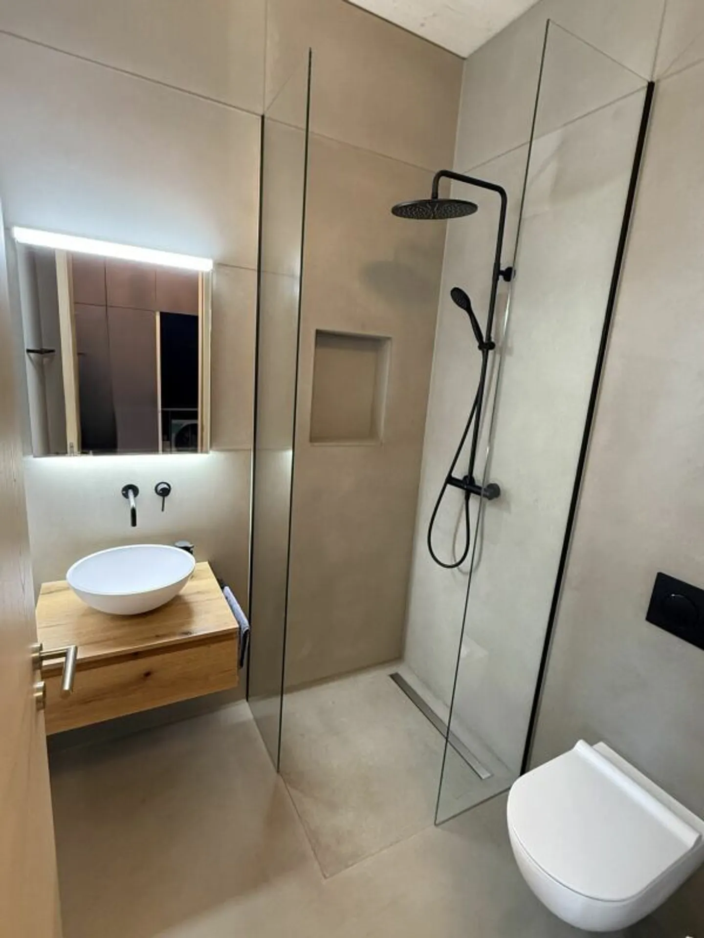 Modern and spacious 3.5-room penthouse apartment in a central residential location - Photo 4 of 13