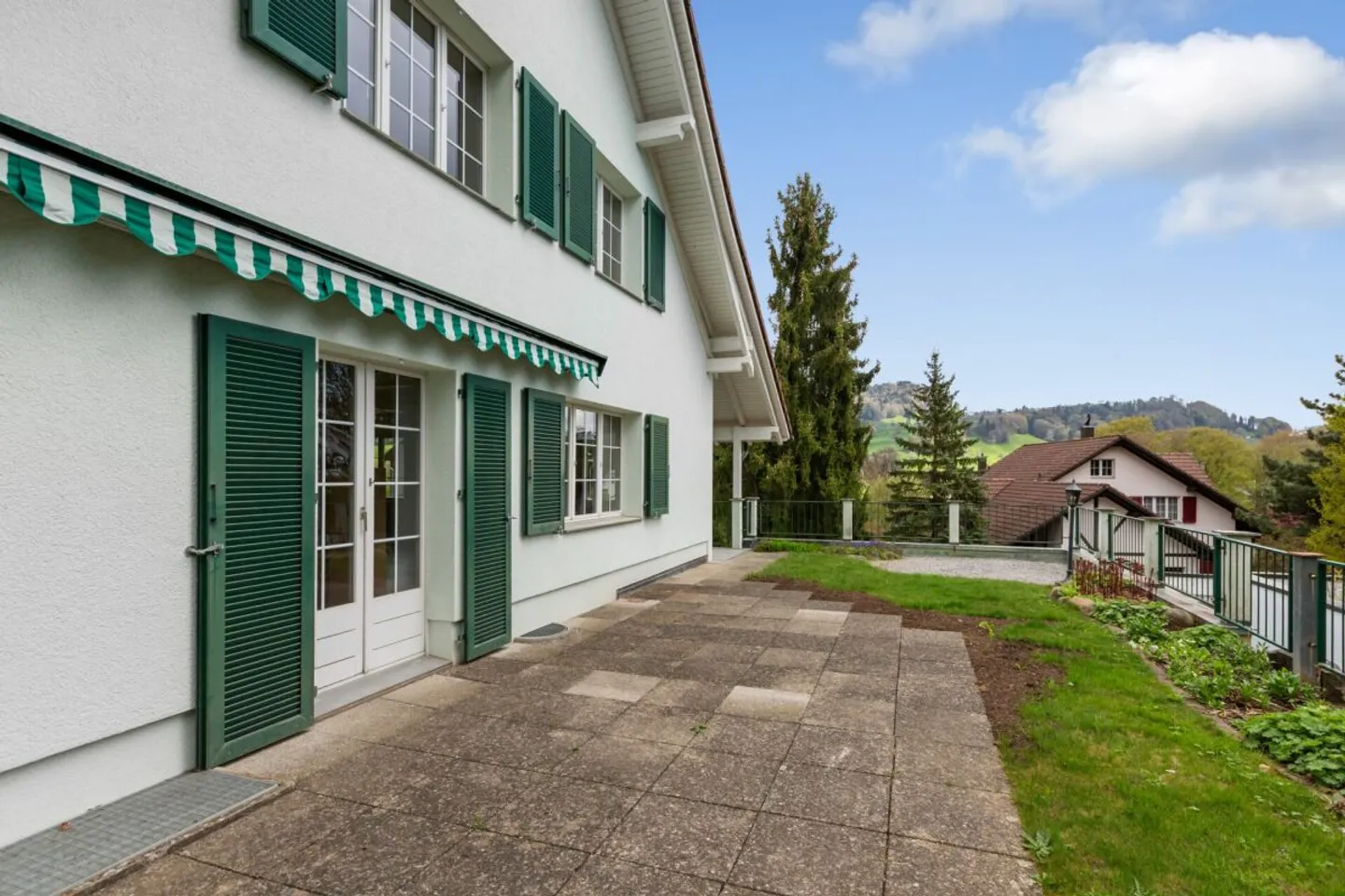 Idyllic, detached 6.5-room single-family house in sunny hillside location - Photo 3 of 12