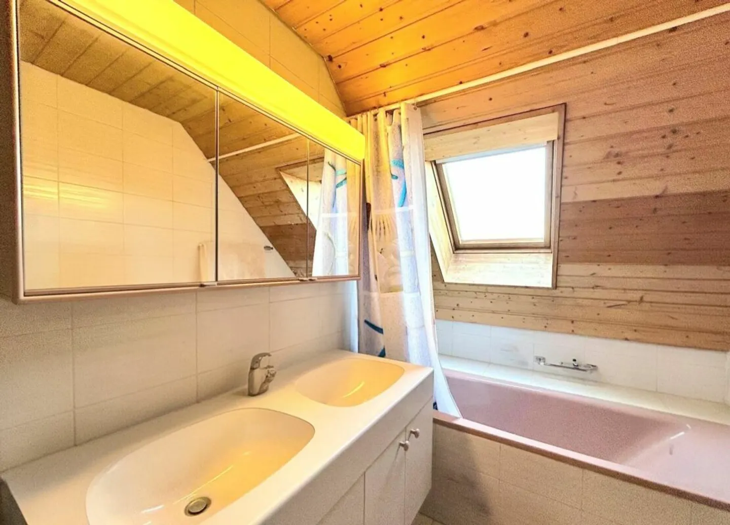 Stylish duplex apartment with a unique living experience on two levels! - Photo 10 of 13