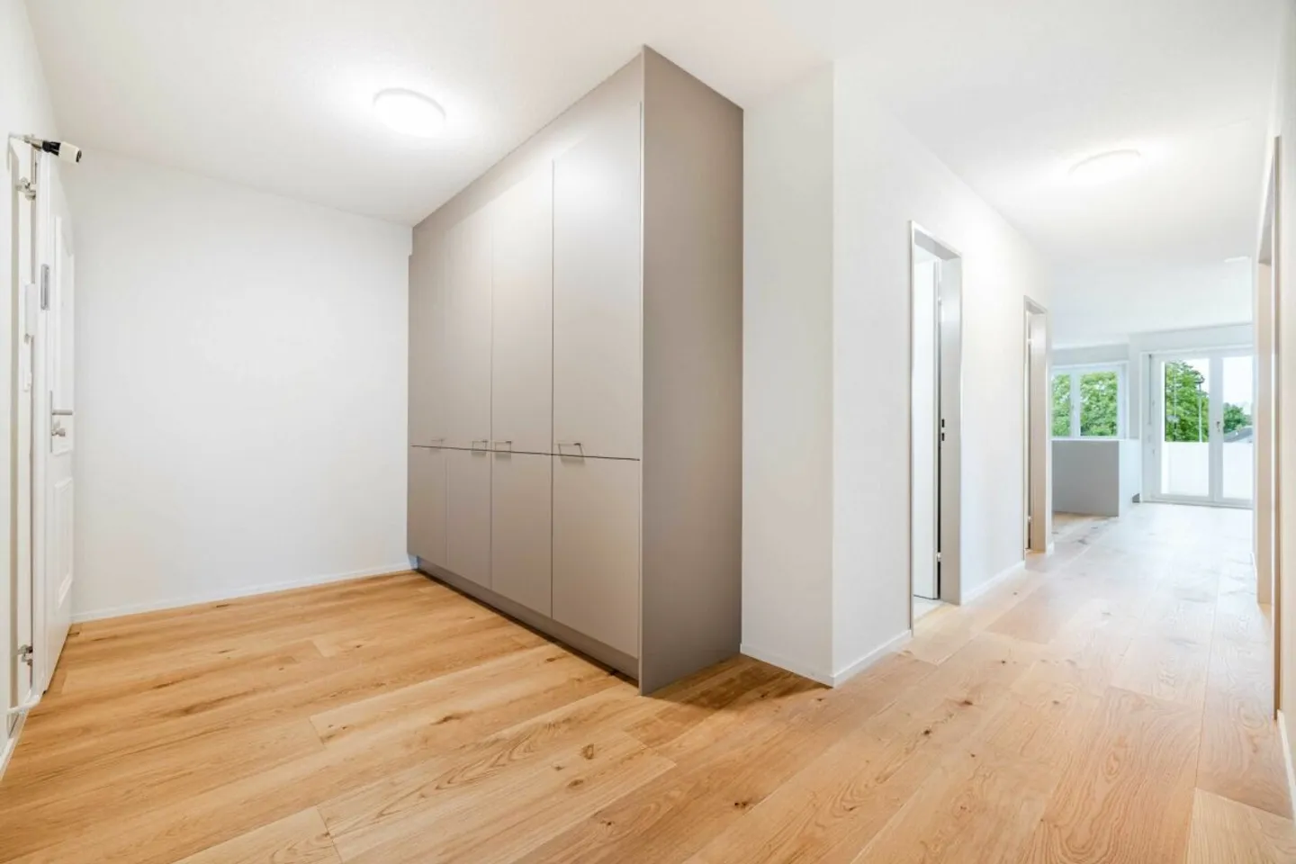 Appartamento moderno di 4,5 stanze, ristrutturato di alta qualità, adatto alle famiglie, in una casa plurifamiliare con ascensore - Foto 2 di 7