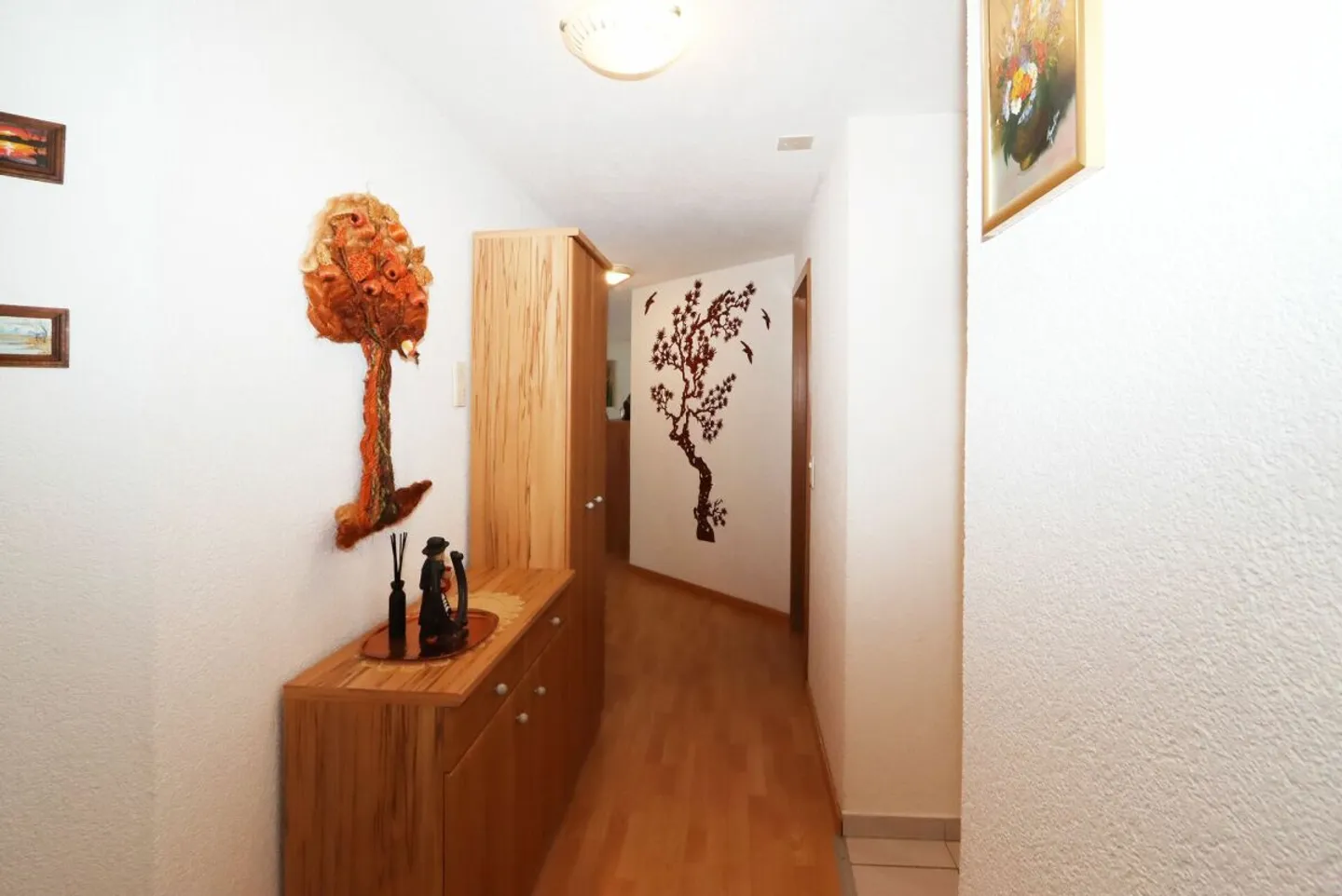 Appartamento di 4,5 locali con posto auto in garage e balcone in una posizione tranquilla a Niederurnen - Foto 11 di 13