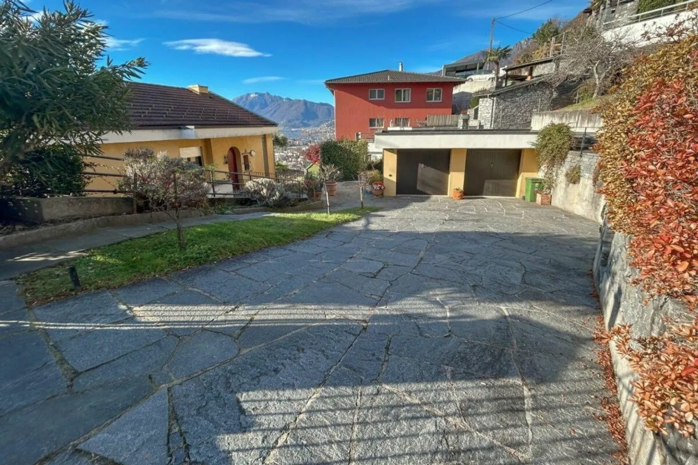 Mehrfamilienhaus mit 3 Wohnungen, großem Grundstück und spektakulärer Aussicht - Foto 4 von 7