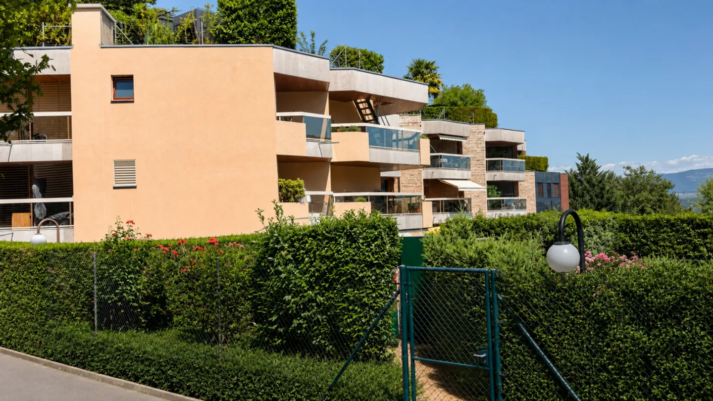 Magnifico attico di 3,5 locali con terrazza, rooftop privato e vista parziale sul lago - Alle porte di Ginevra - Foto 1 di 13