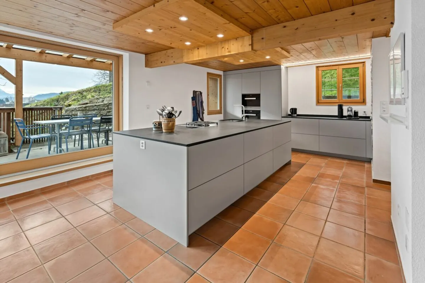 Grosszügige, sanierte Liegenschaft mit zwei Wohneinheiten, Studio &amp; PV-Anlage - Foto 12 von 13