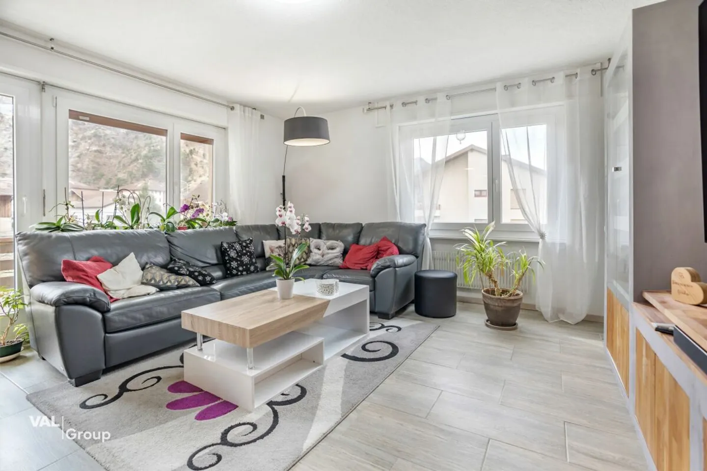 Rénové avec style, beaucoup de lumière et de charme - Photo 3 sur 13