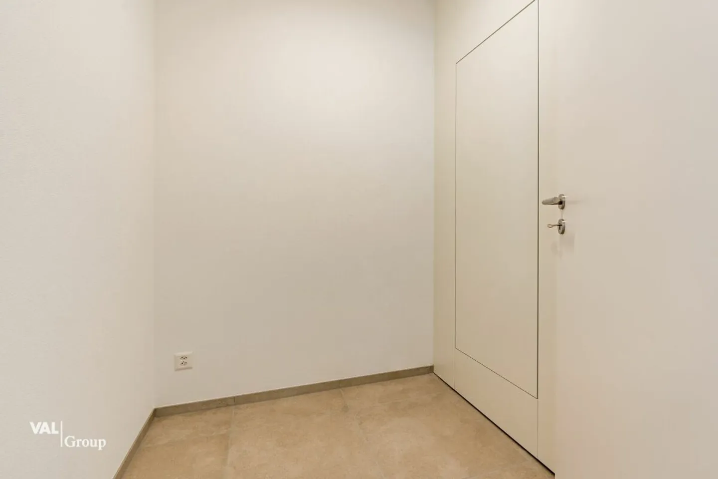 Spacious 2.5 Room Apartment with Generous Garden Area - Photo 10 of 13