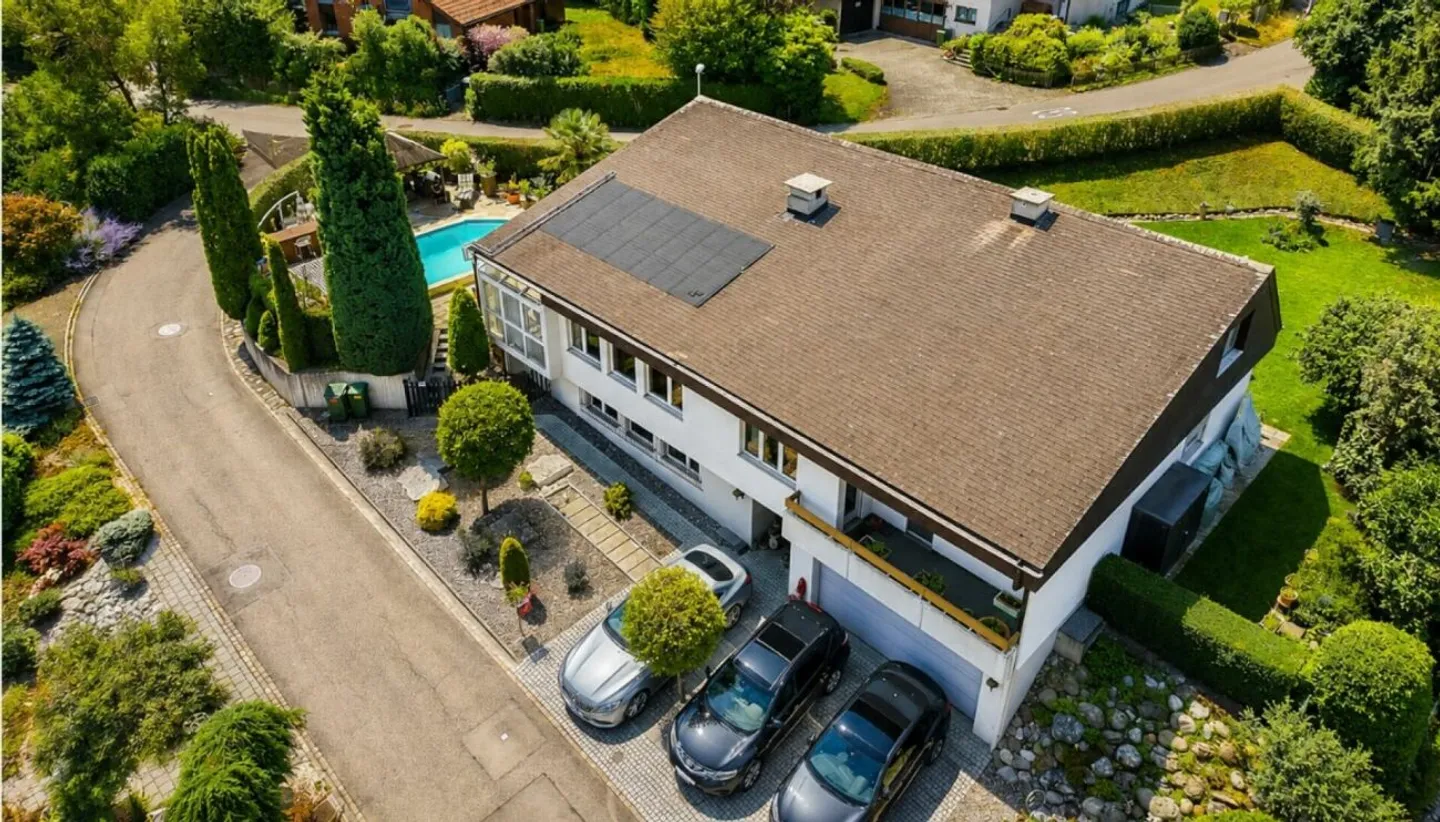 Geräumiges Familienhaus mit Pool - Foto 3 von 13