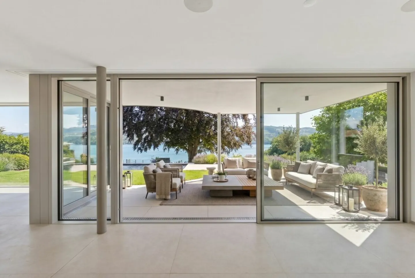 Villa neuve exclusive avec piscine et vue sur le lac - Photo 3 sur 13