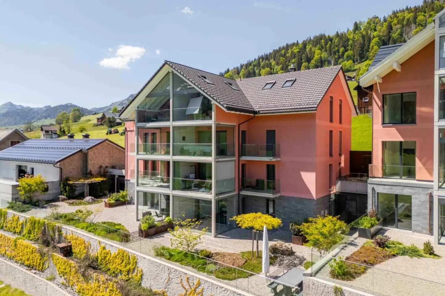 Vivre avec une vue - appartement de 3.5 pièces de haute qualité (adapté comme résidence secondaire) avec balcon et terrasse - Photo 1 sur 13