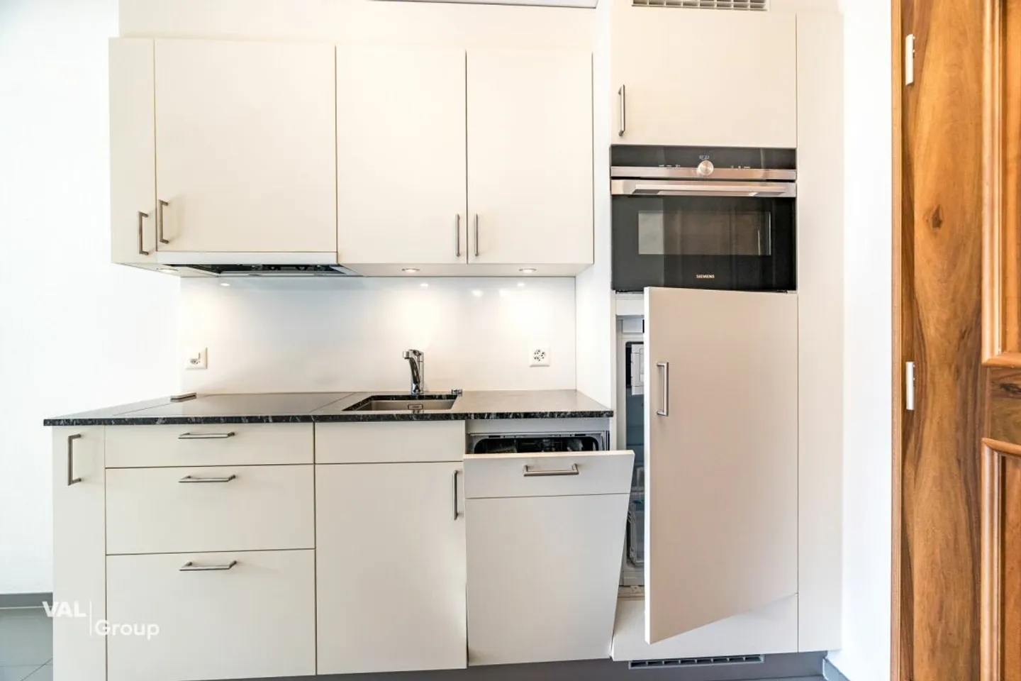 Compact, bright, well located: Studio with balcony and cellar - Photo 4 of 12