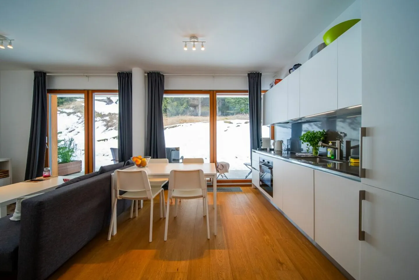 Modern 2.5-room terrace apartment with 20 m² terrace in Laax - Photo 4 of 13