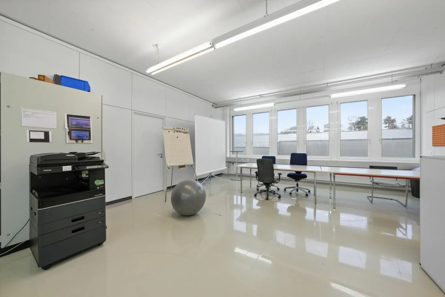 For Rent: Versatile Commercial Space with High Voltage & Compressed Air - Photo 5 of 6