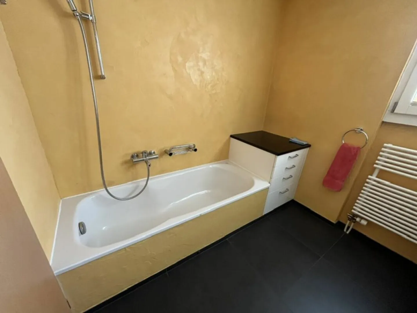 Casa unifamiliare ben tenuta con ampio spazio esterno - Foto 10 di 13