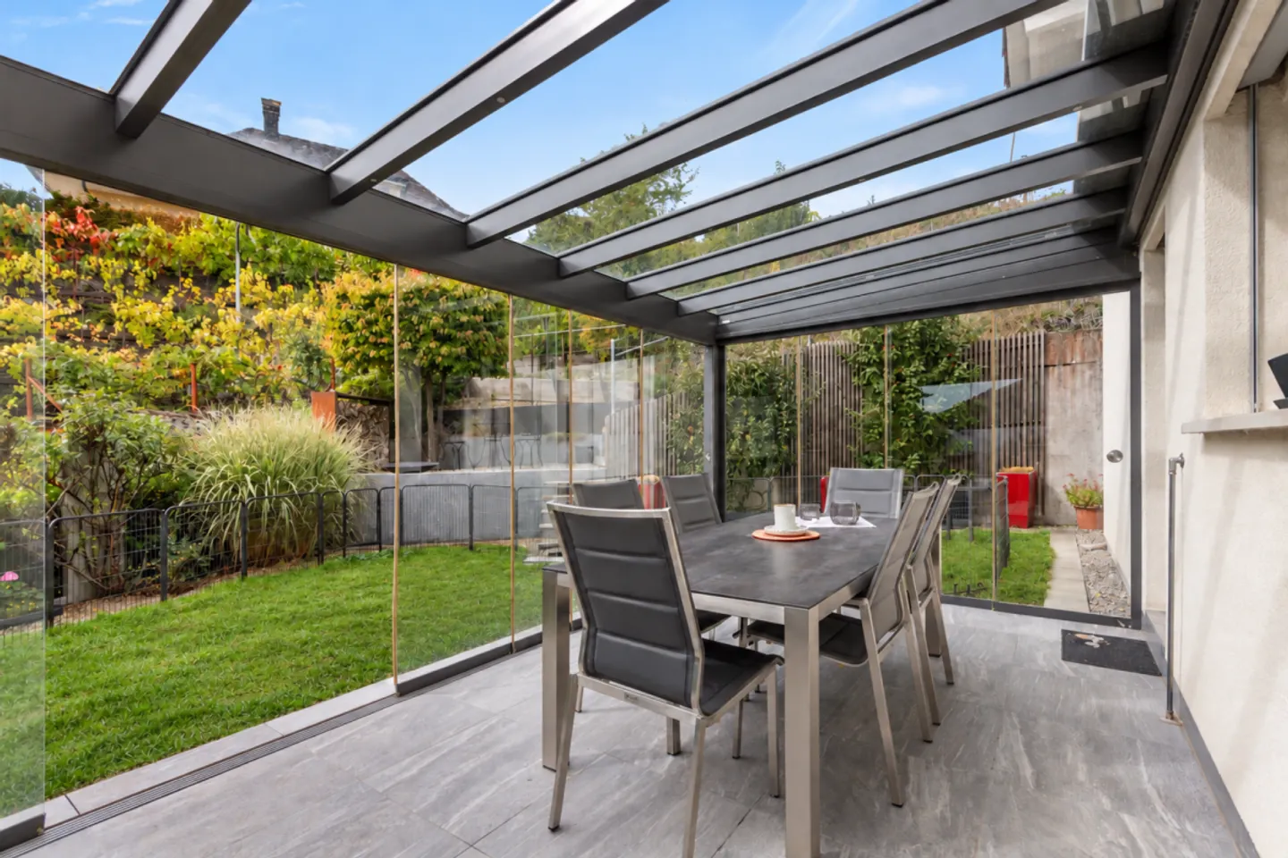 Well-maintained 5.5-room corner townhouse in a quiet residential area with idyllic garden - Photo 8 of 13