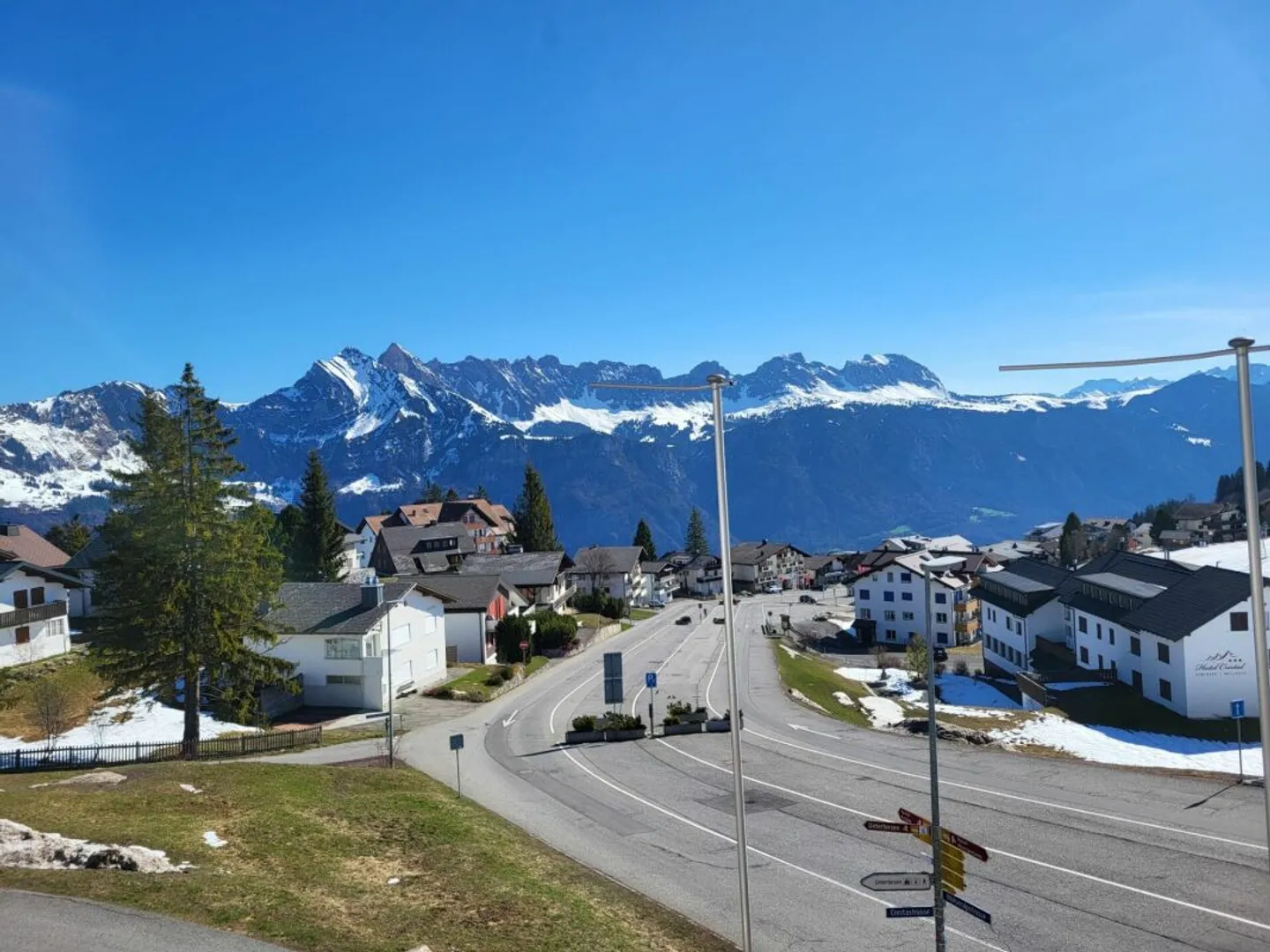 Ski-in/Ski-out: Modern apartment with stunning mountain views - Photo 7 of 13