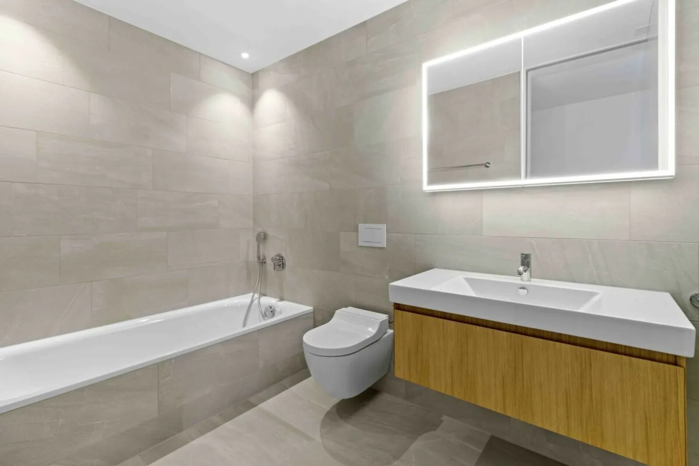 New building - First occupancy with direct access to the lake - Photo 6 of 11